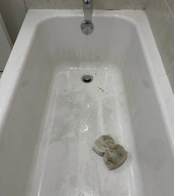 Bathtub Before cleaning